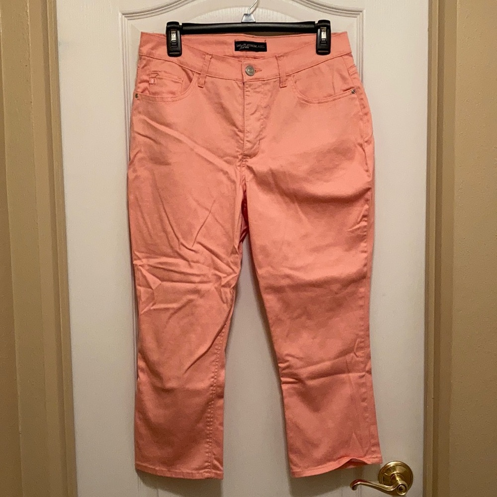 🎉Price Drop! Women’s Size 10 Lee Salmon-colored Capris